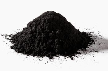 Biljni ugljen u crnoj latte