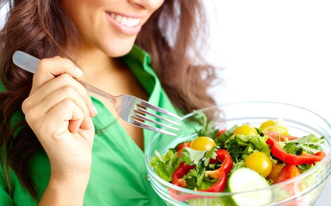 djevojka jede salatu od povrća na dijeti od 6 latica