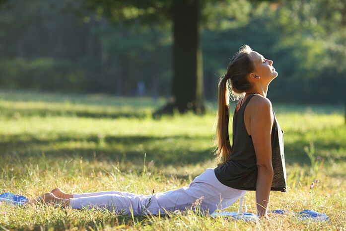 joga vježba u prirodi