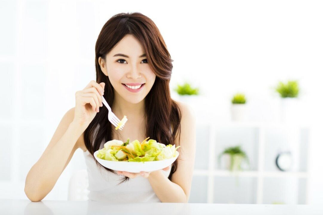 Japanka jede salatu